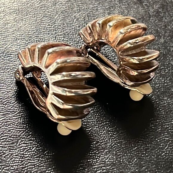 Estate Givenchy Paris New York Gold Tone Ribbed Half Hoop Clío Earrings - Picture 1 of 9